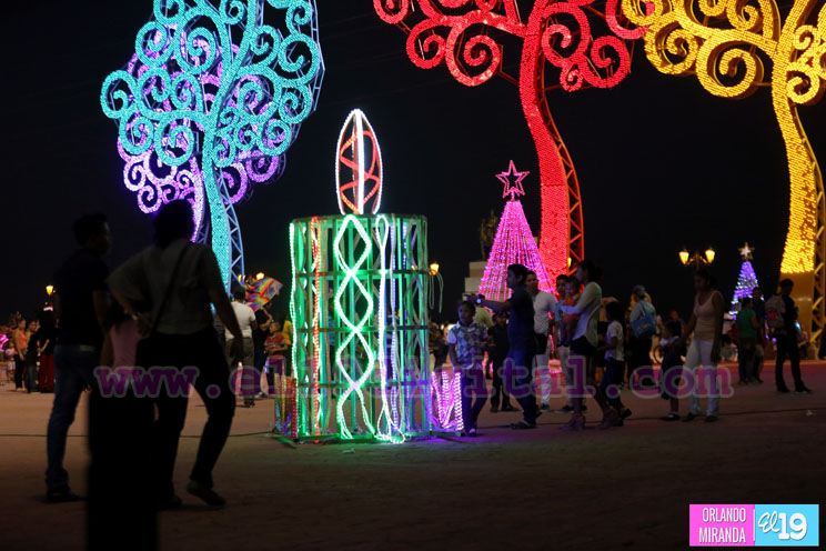 Disfrutan de la Navidad en los espacios de la Bolívar