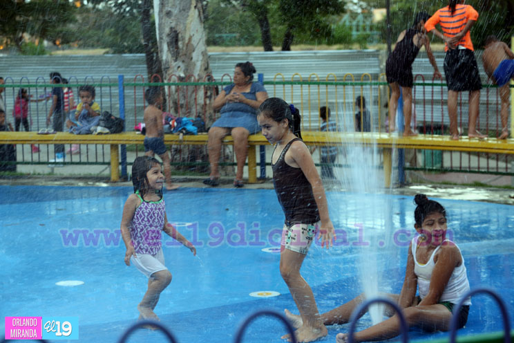 Disfrutan de la Navidad en los espacios de la Bolívar