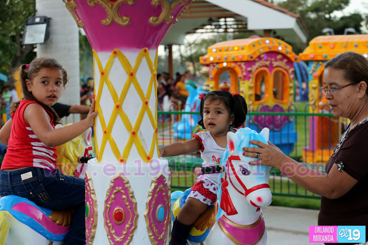 Disfrutan de la Navidad en los espacios de la Bolívar