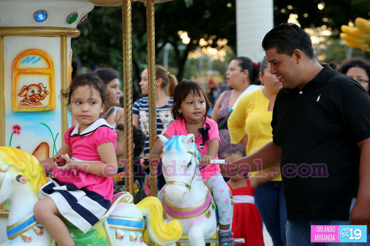 Disfrutan de la Navidad en los espacios de la Bolívar