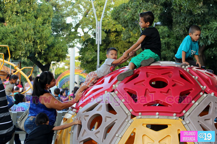 Disfrutan de la Navidad en los espacios de la Bolívar