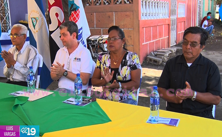 Familias de la comunidad Nicaragua Libre celebran el progreso que les trae la electrificación