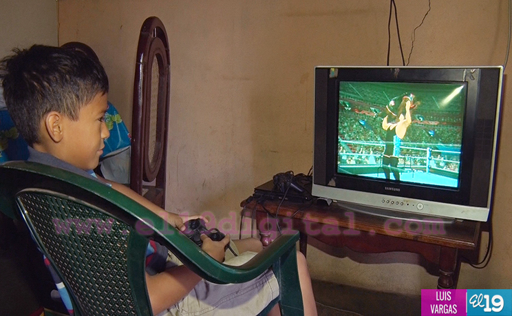 Familias de la comunidad Nicaragua Libre celebran el progreso que les trae la electrificación