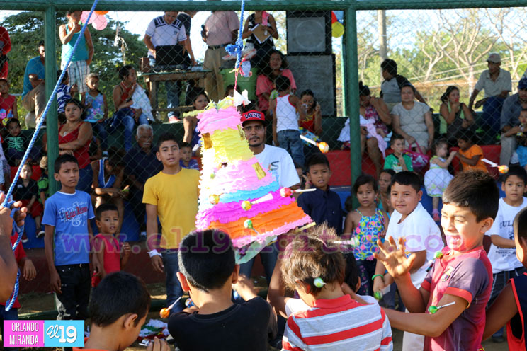 Niñ@s de Managua celebran fiestas navideñas con alegres piñatas