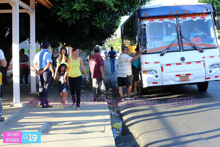 Población más segura con resguardo policial en las paradas de buses