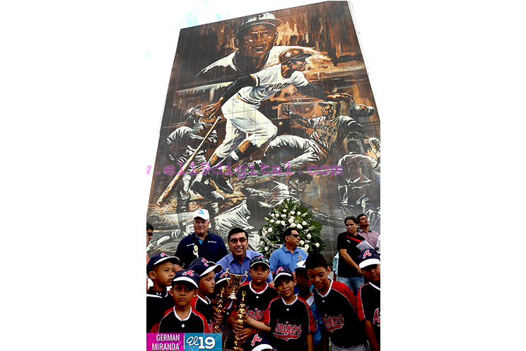Peloteritos nicaragüenses rinden homenaje a Roberto Clemente
