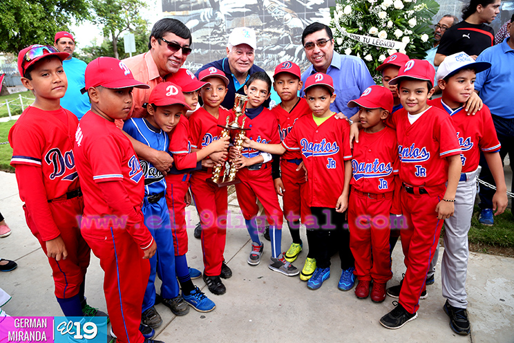 Peloteritos nicaragüenses rinden homenaje a Roberto Clemente