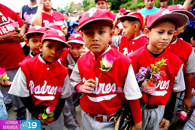 Peloteritos nicaragüenses rinden homenaje a Roberto Clemente