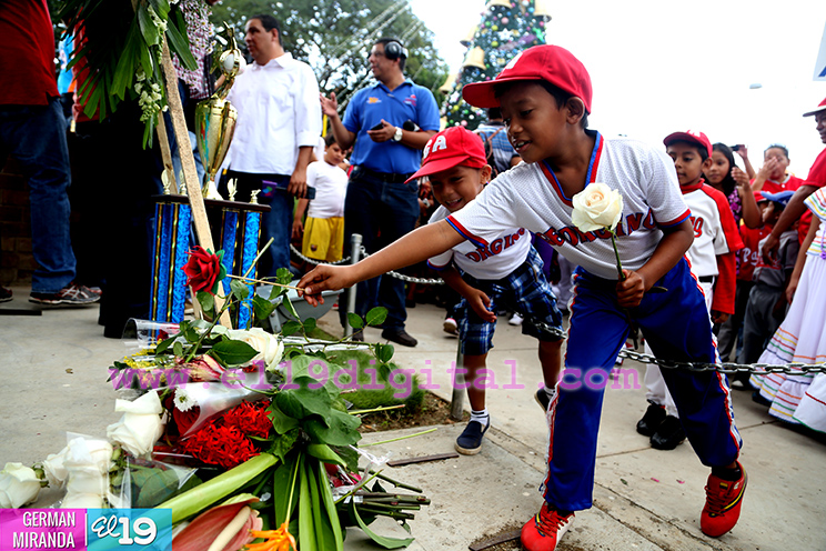 Peloteritos nicaragüenses rinden homenaje a Roberto Clemente
