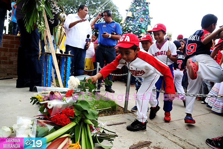 Peloteritos nicaragüenses rinden homenaje a Roberto Clemente