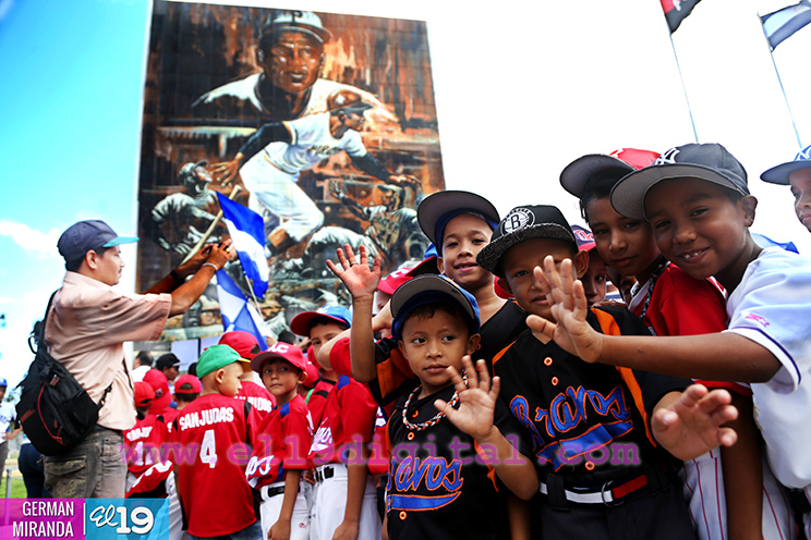 Peloteritos nicaragüenses rinden homenaje a Roberto Clemente