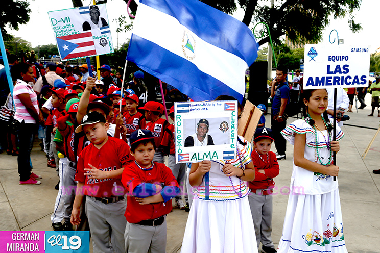 Peloteritos nicaragüenses rinden homenaje a Roberto Clemente