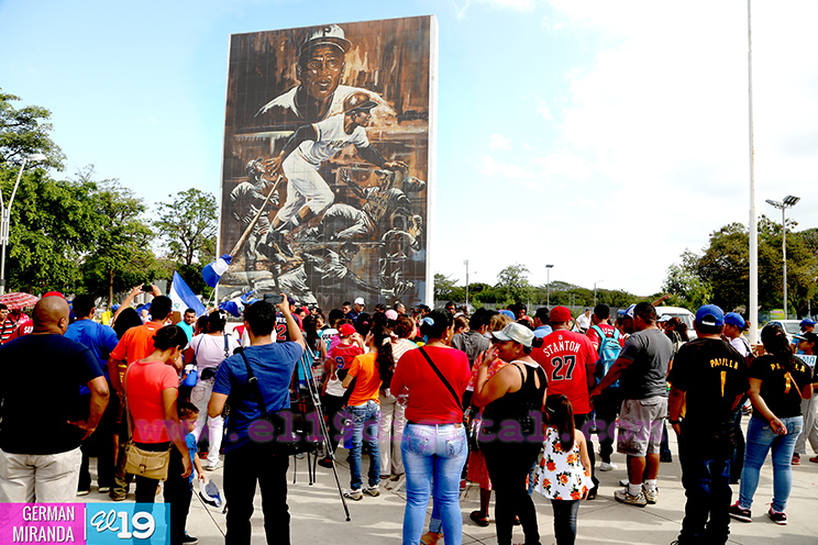 Peloteritos nicaragüenses rinden homenaje a Roberto Clemente