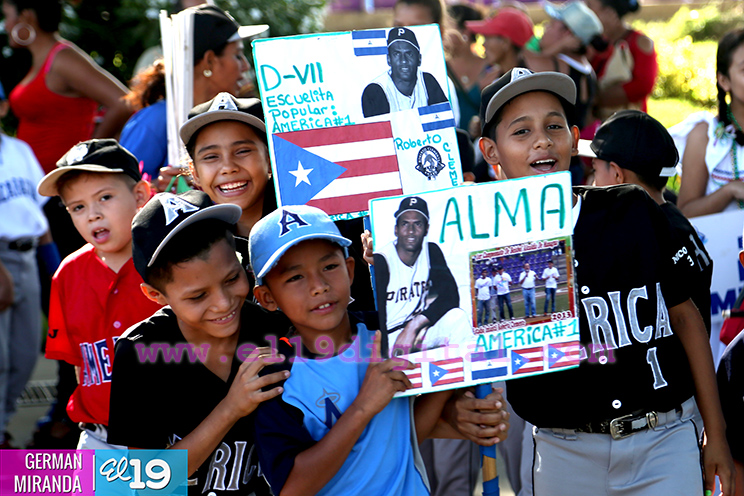 Peloteritos nicaragüenses rinden homenaje a Roberto Clemente