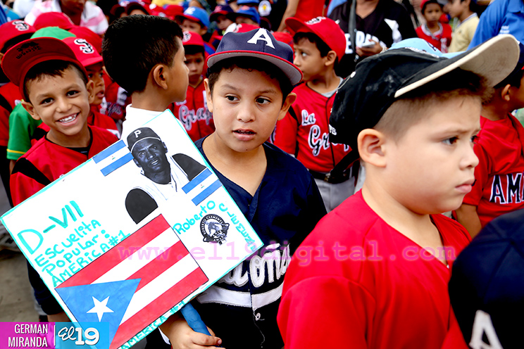 Peloteritos nicaragüenses rinden homenaje a Roberto Clemente