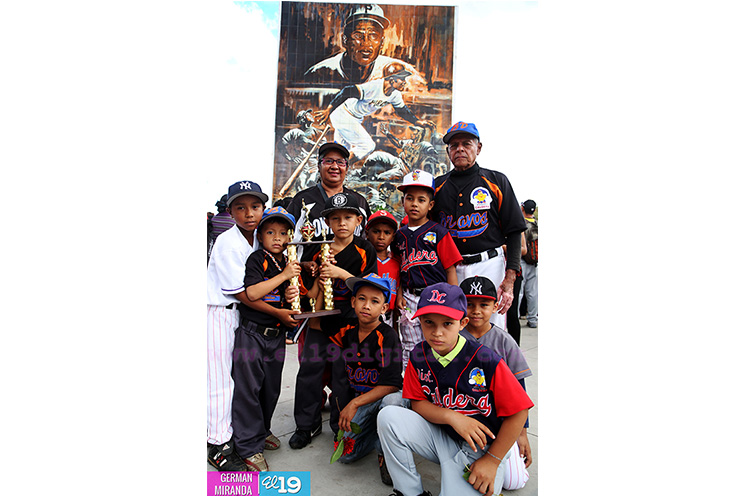 Peloteritos nicaragüenses rinden homenaje a Roberto Clemente
