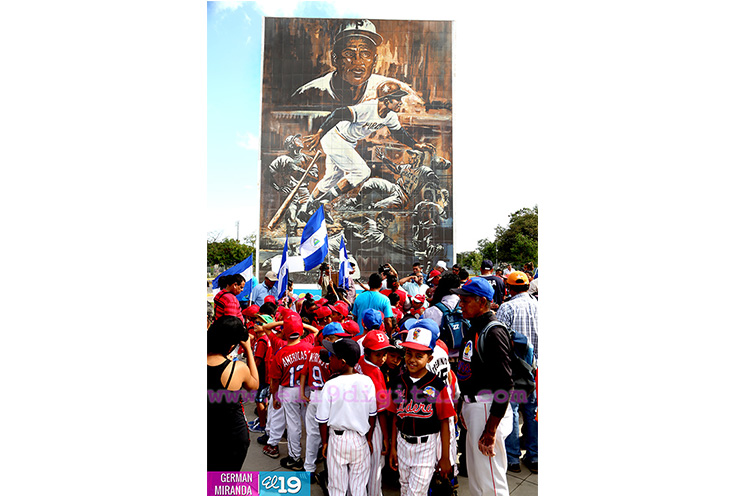 Peloteritos nicaragüenses rinden homenaje a Roberto Clemente
