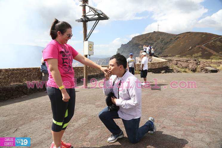 Nicaragüense le pide matrimonio a su novia mexicana en el volcán Masaya
