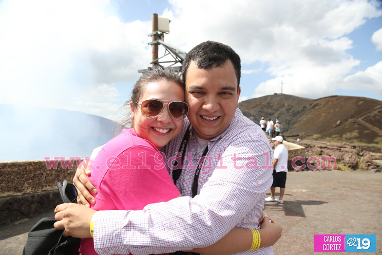 Nicaragüense le pide matrimonio a su novia mexicana en el volcán Masaya