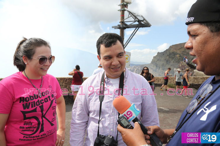 Nicaragüense le pide matrimonio a su novia mexicana en el volcán Masaya
