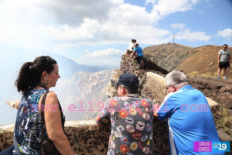 Nicaragüense le pide matrimonio a su novia mexicana en el volcán Masaya