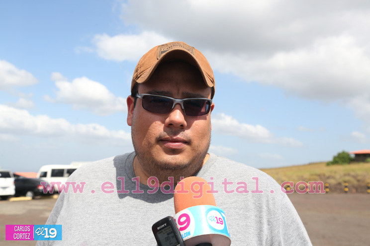 Nicaragüense le pide matrimonio a su novia mexicana en el volcán Masaya