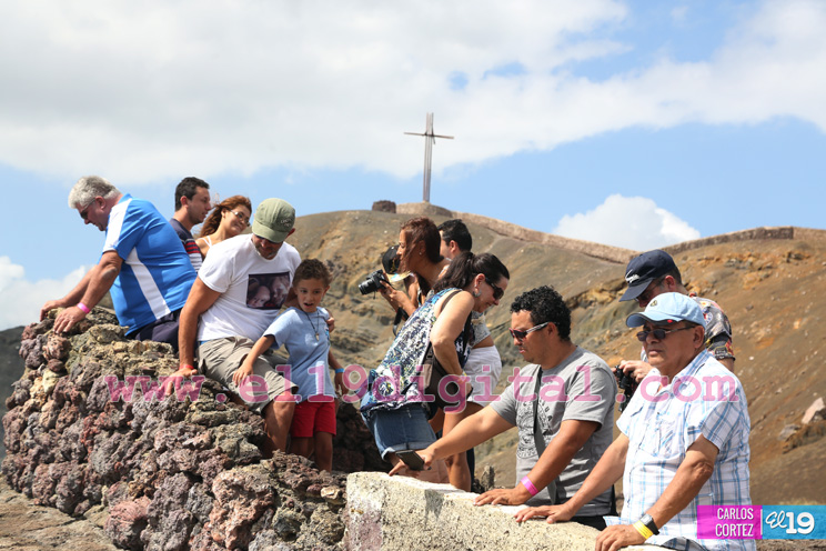 Nicaragüense le pide matrimonio a su novia mexicana en el volcán Masaya