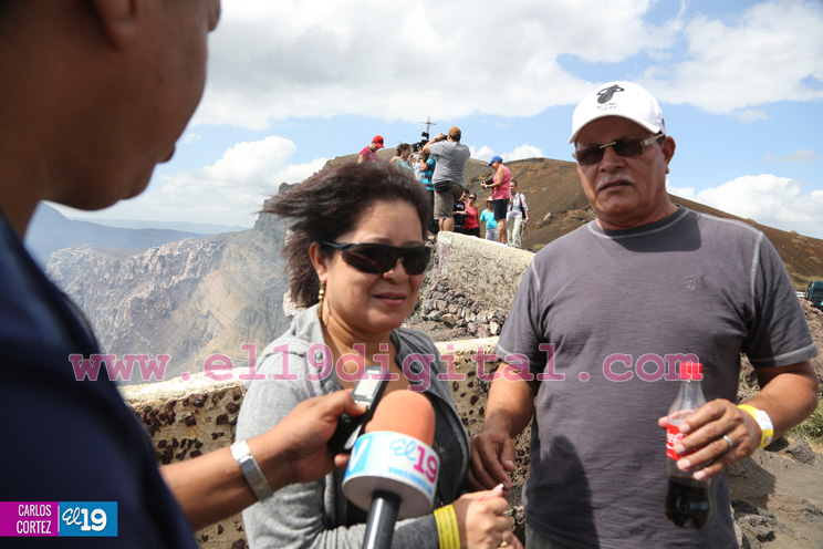 Nicaragüense le pide matrimonio a su novia mexicana en el volcán Masaya