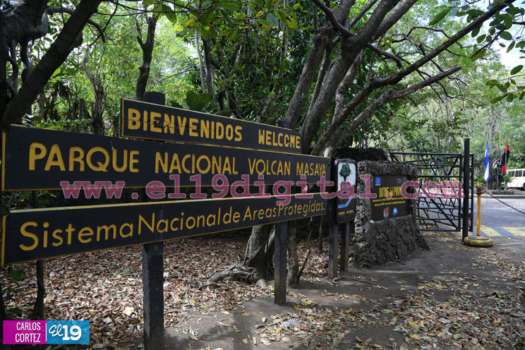 Nicaragüense le pide matrimonio a su novia mexicana en el volcán Masaya