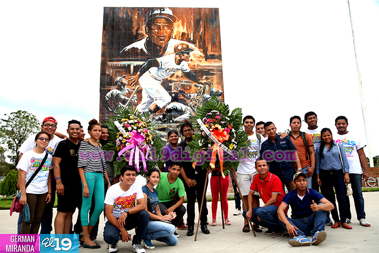 Juventud nicaragüense rinde homenaje a Roberto Clemente