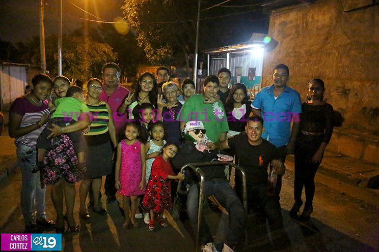 En familia y comunidad queman al Viejo para pedir bendiciones en el 2016