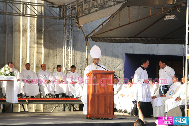 Un mar de católicos participan en primera misa del 2016