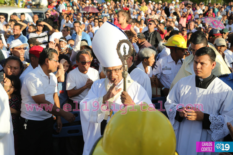 Un mar de católicos participan en primera misa del 2016