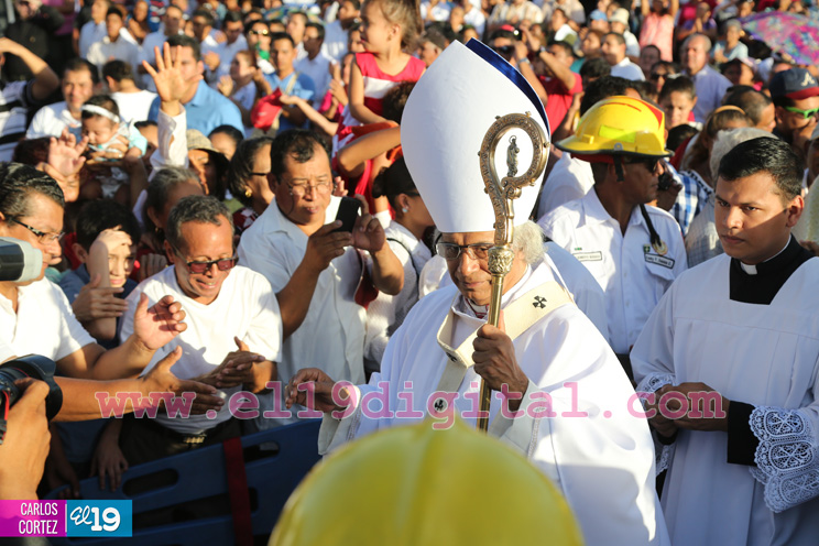 Un mar de católicos participan en primera misa del 2016