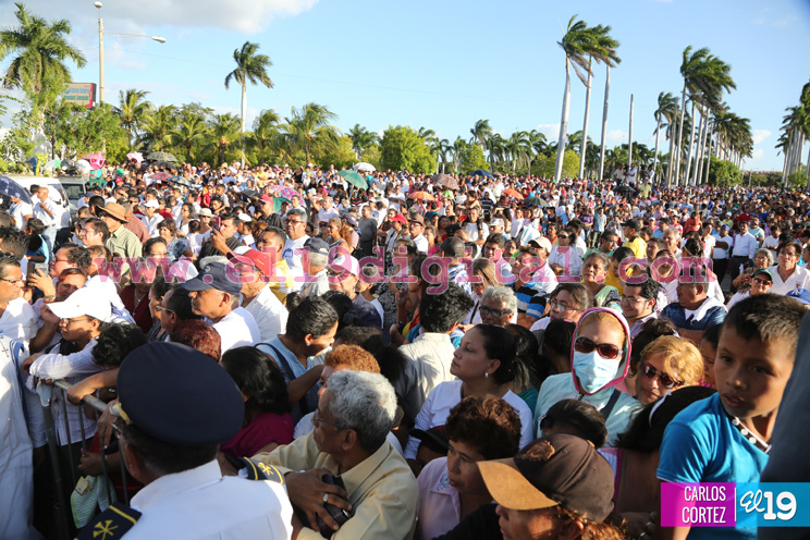 Un mar de católicos participan en primera misa del 2016