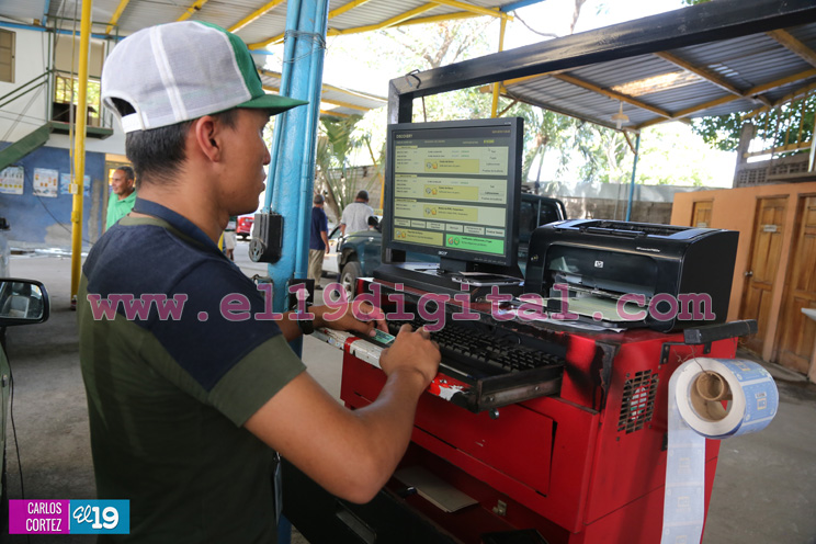 Contrarreloj dueños de vehículos realizan inspección mecánica