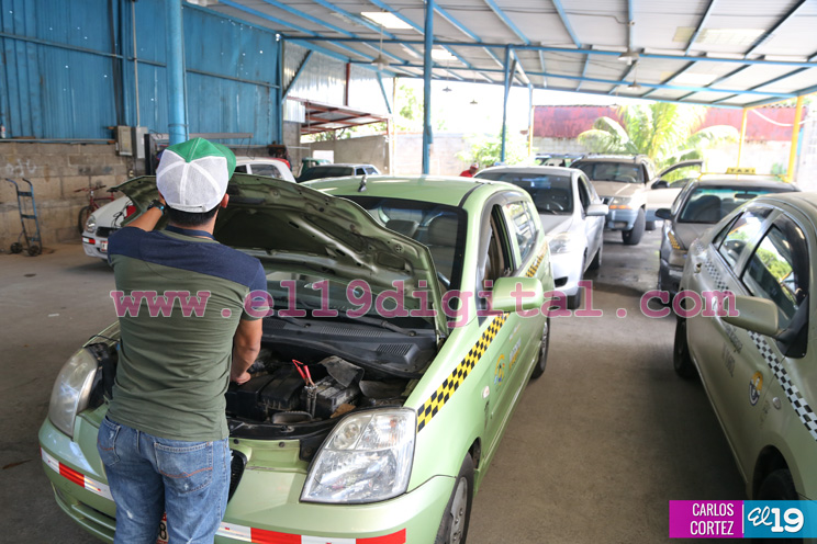 Contrarreloj dueños de vehículos realizan inspección mecánica
