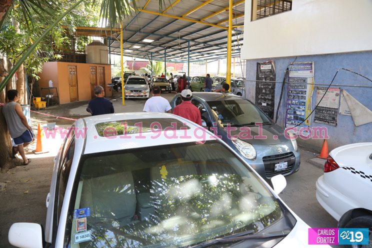 Contrarreloj dueños de vehículos realizan inspección mecánica