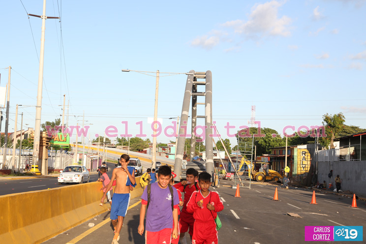 Avanza construcción de puente peatonal en la “Barricada de la Esperanza”