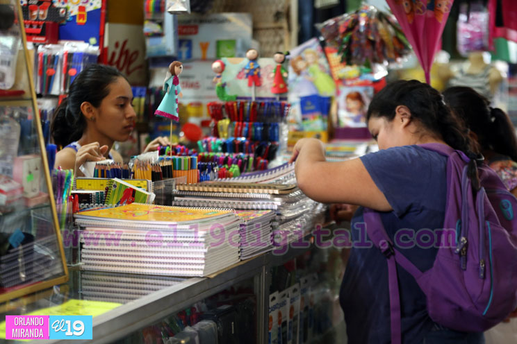 Comerciantes del Roberto Huembes se preparan para realizar feria escolar