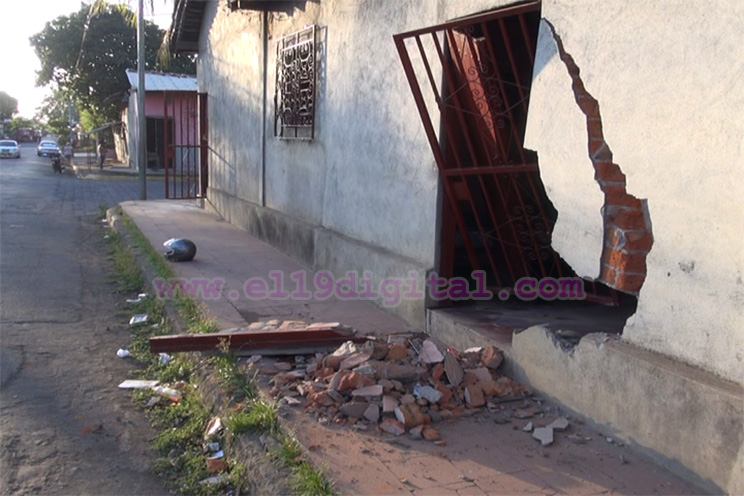 Niños se salvan de la muerte tras impactar vehículo contra pared de su vivienda