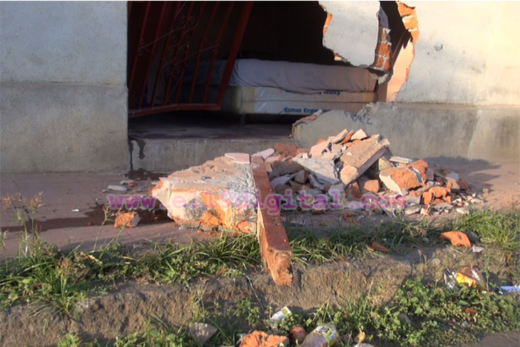 Niños se salvan de la muerte tras impactar vehículo contra pared de su vivienda