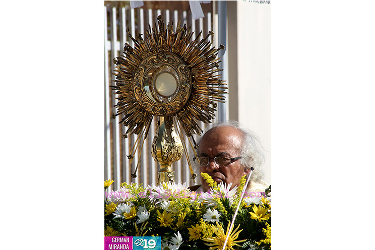 Fieles católicos de Jinotepe festejan solemne procesión de Cristo Rey