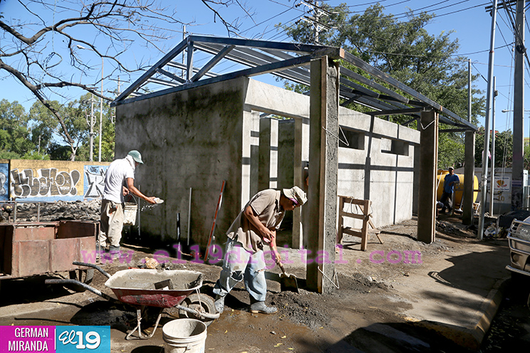 Avanza construcción de servicios sanitarios en paradas de buses