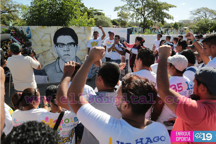 Juventud Sandinista entrega ofrenda floral en monumento a Leonel Rugama