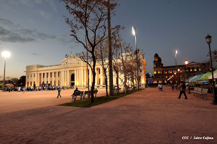 Familias disfrutan de nueva Plaza 22 de Agosto