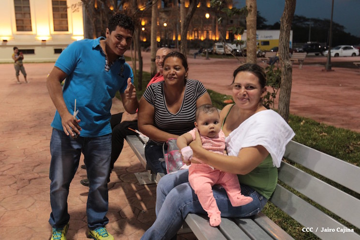 Familias disfrutan de nueva Plaza 22 de Agosto