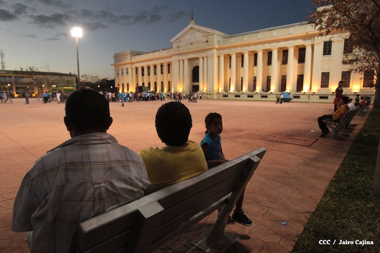 Familias disfrutan de nueva Plaza 22 de Agosto
