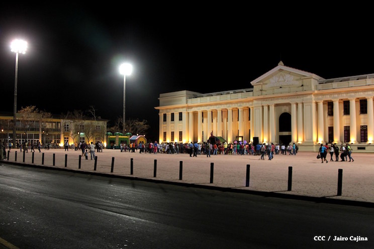 Familias disfrutan de nueva Plaza 22 de Agosto