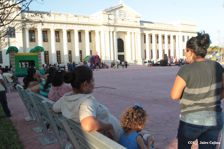 Familias disfrutan de nueva Plaza 22 de Agosto